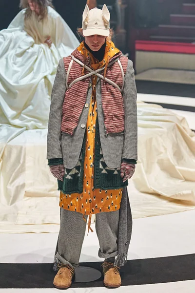 Look 16